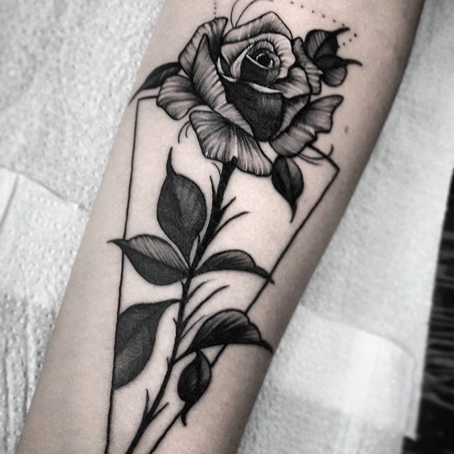 44+ Gorgeous Rose Tattoos On Arm - TATTOOGOTO - Rose Tattoos