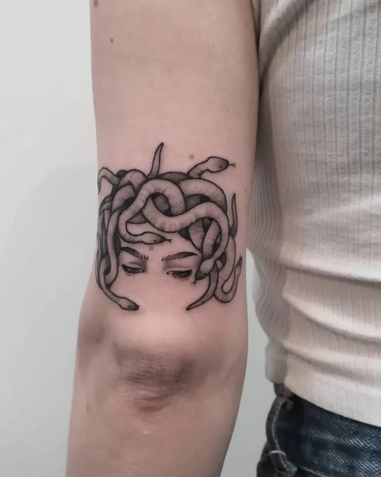 Top more than 82 minimalist medusa tattoo latest  thtantai2