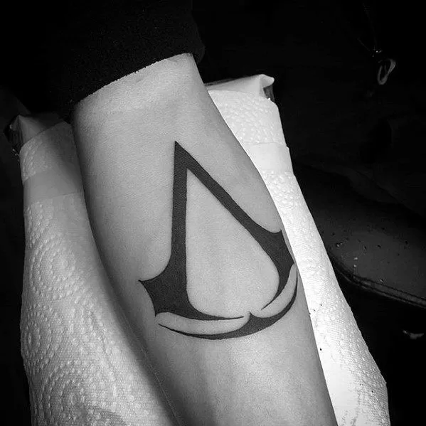 From Blades To Brotherhood: The Artistry Of Assassins Creed Tattoo Designs - TATTOOGOTO